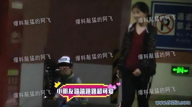 葛优自驾带女儿出门吃饭 温馨画面曝光