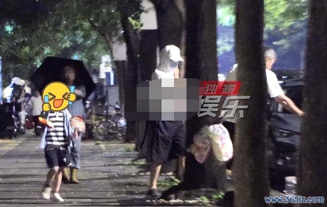 葛优自驾带女儿出门吃饭 温馨画面曝光