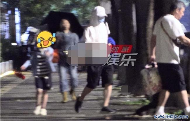 葛优自驾带女儿出门吃饭 温馨画面曝光
