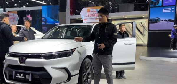 开云体育(中国)官方网站百公里油耗在7.3升到8升傍边-开云「中国」官方网站 登录入口