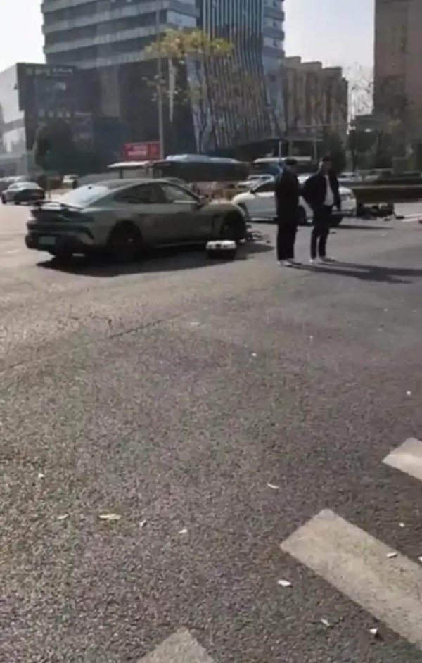 开yun体育网一辆疑似试驾小米汽车与电动自行车发生碰撞-开云「中国」官方网站 登录入口