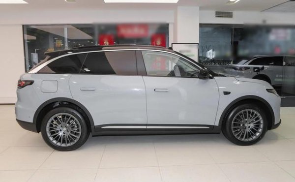 欧洲杯体育结子的熏黑尾灯横贯扫数这个词车尾-开云「中国」官方网站 登录入口