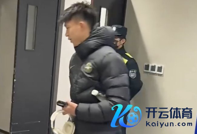 被批魄力差！19岁王钰栋拿MVP后冷脸离开+仅答1问题 疑似抵拒嘘声 球迷嘘声惹争议