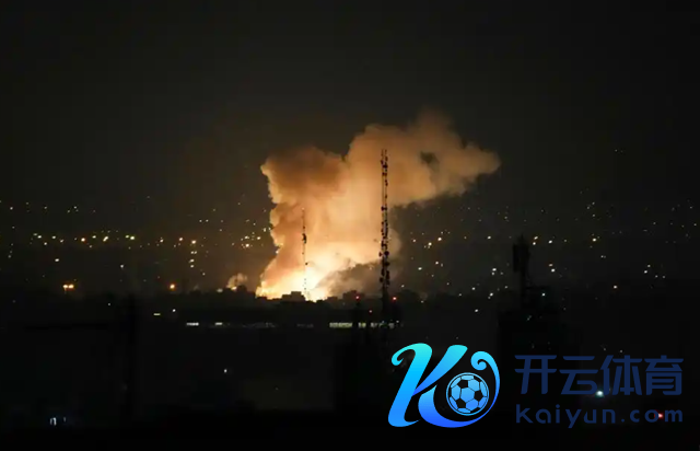 6月13日在伊朗王人门德黑兰拍摄的爆炸后腾飞的浓烟（开端：新华社）